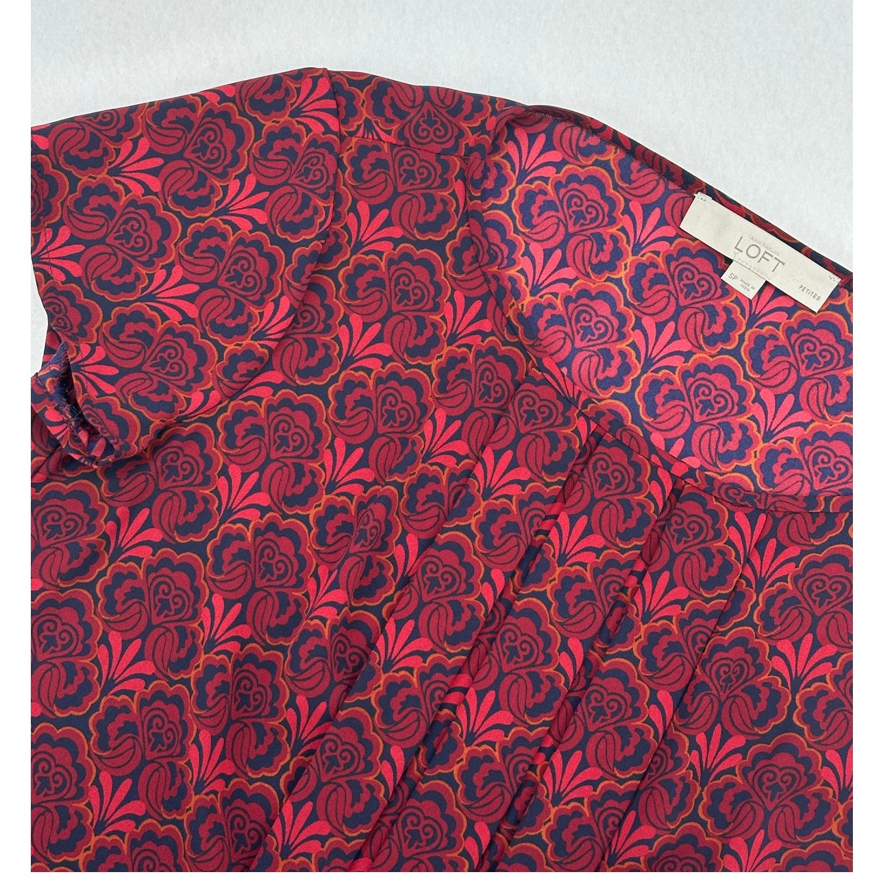 Loft Petites Red Burgundy Floral Design Round Neck Pleated Front Cap Sleeve Top SP