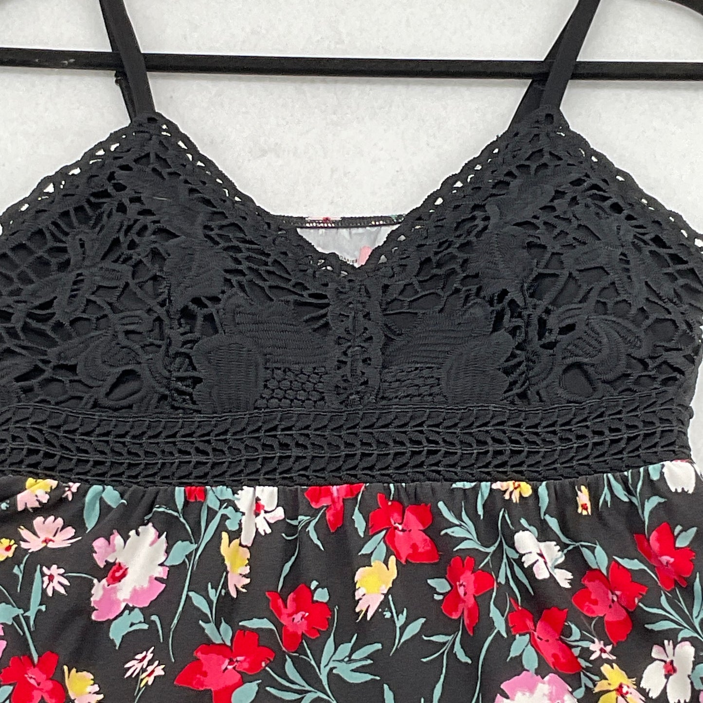 No Boundaries Black/Floral Print Padded Tank Top w/ adjustable straps Women's M (7-9)