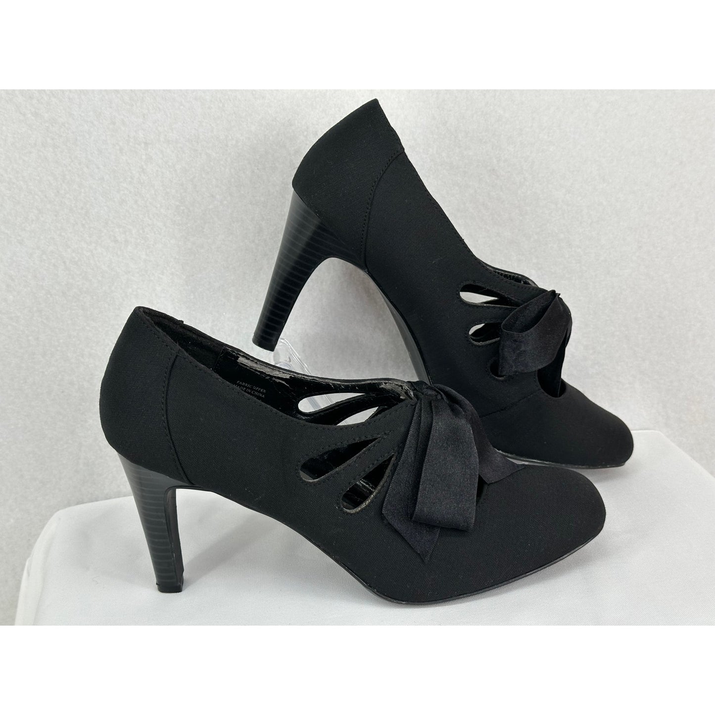 Ann Marino Fabric Heels With Bow Accent 9 1/2