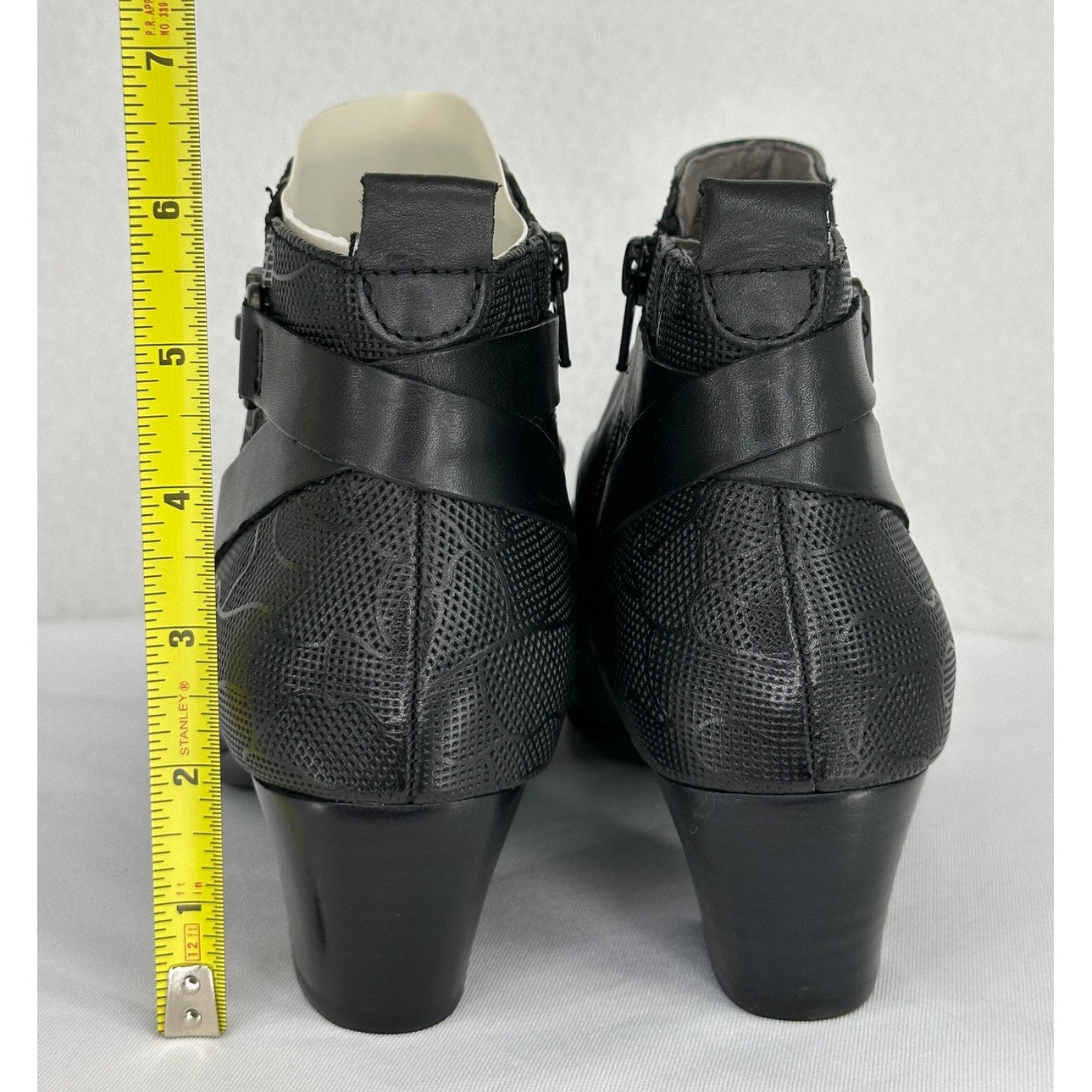 NWOT Earth Calgary Halifax Black Leather Side Zip Ankle Bootie 7.5W