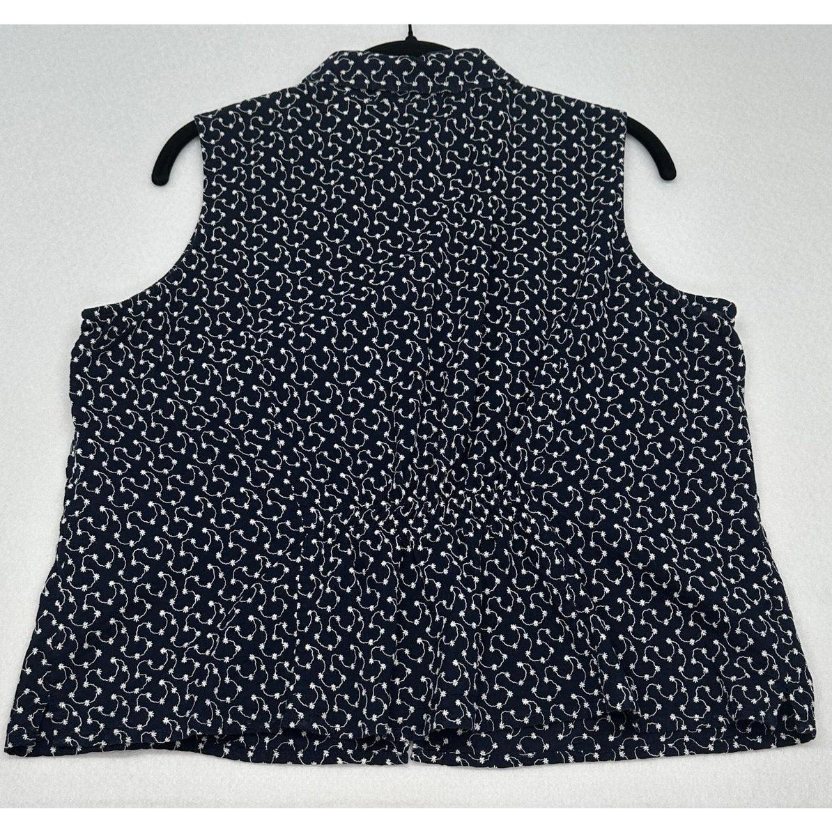 Marsh Landing Petites  Navy w/ White Flowers Button Down Sleeveless Vest PL