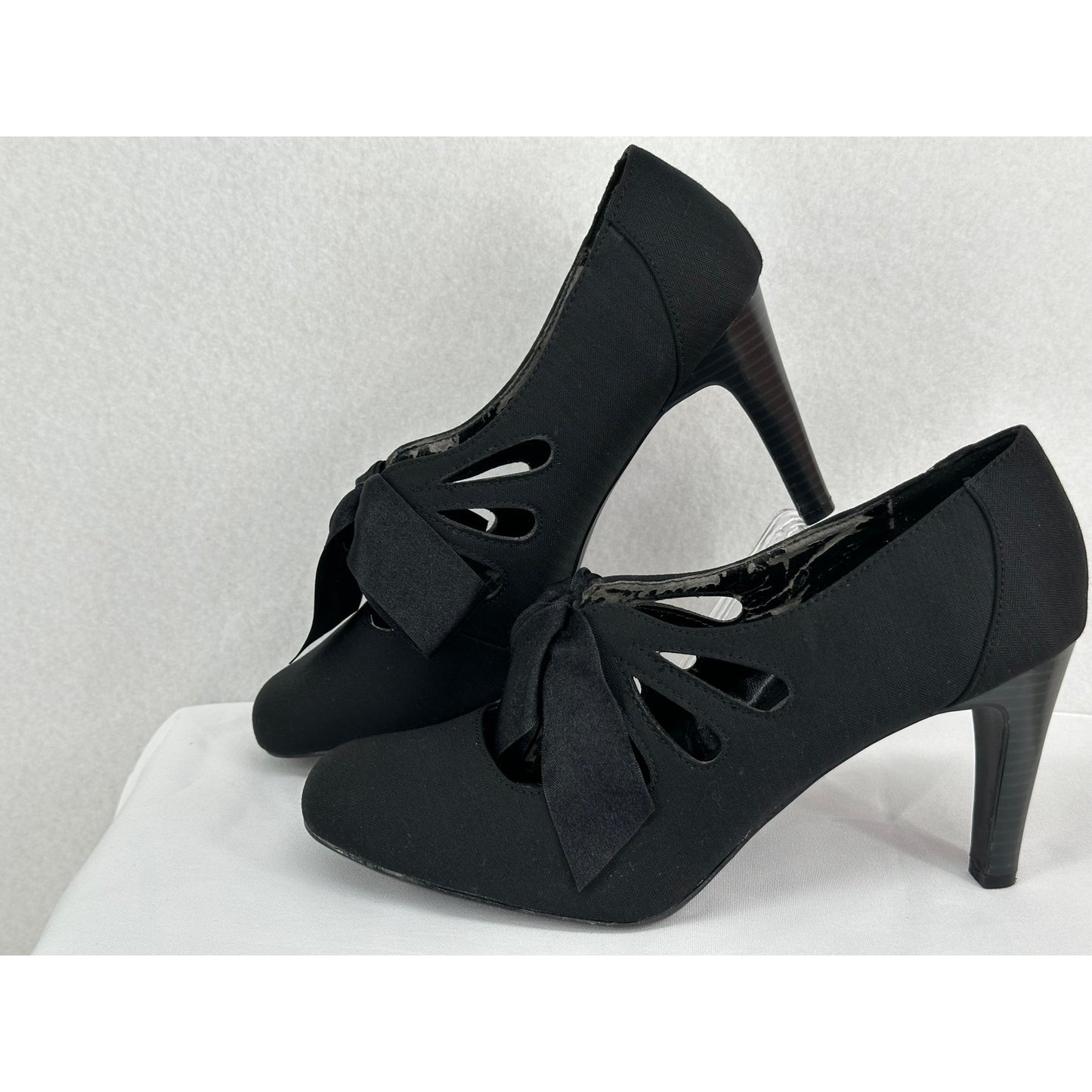 Ann Marino Fabric Heels With Bow Accent 9 1/2